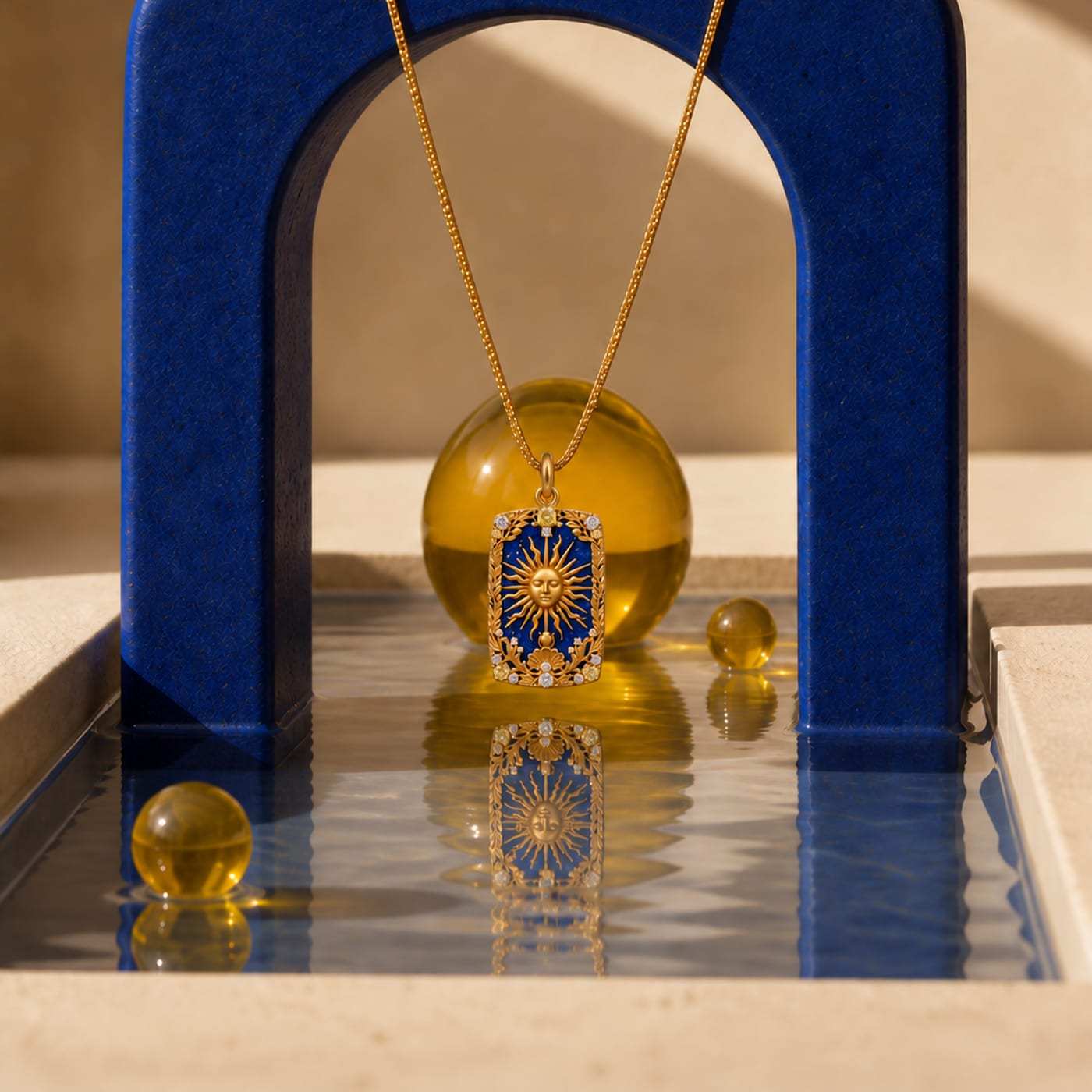 Detalhe de pingente de sol
